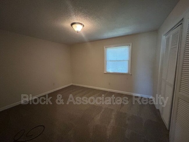 Building Photo - 522 S Cherry St