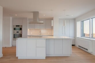 Building Photo - 4555 Av. Bonavista