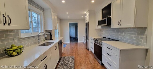 Building Photo - 6951 Lee Crest Dr