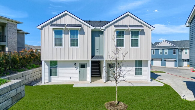 Building Photo - Heritage Court Luxury Townhomes