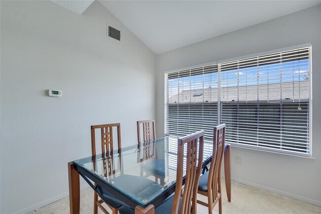 Foto del edificio - 7122 Wood Hollow Dr
