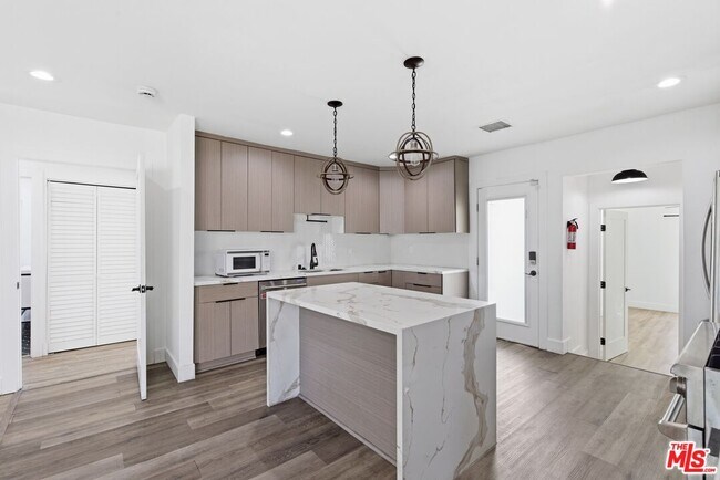 Foto del edificio - 6415 Madden Ave