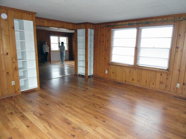 Espacios extra grandes - 1708 University Ave W