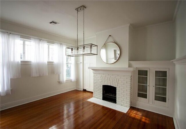 Foto del edificio - RENOVATED HOME IN THE HEART OF UPTOWN NEAR CAMPUS!
