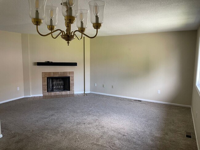 Building Photo - 2 Bedroom, 1.5 bathroom 2nd Level Condo