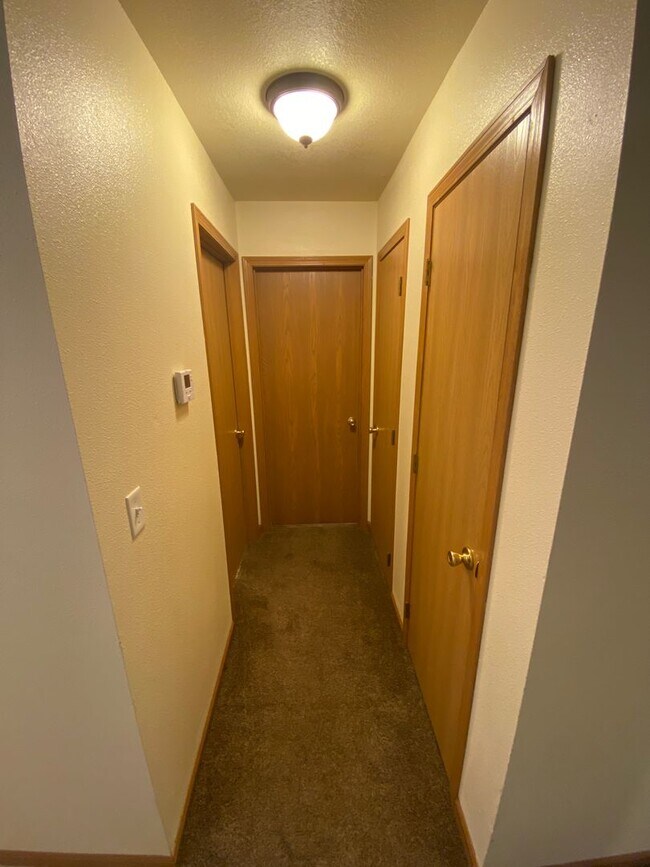 Foto del edificio - Beautiful 2 bedroom 1 bathroom duplex close to FLW!!