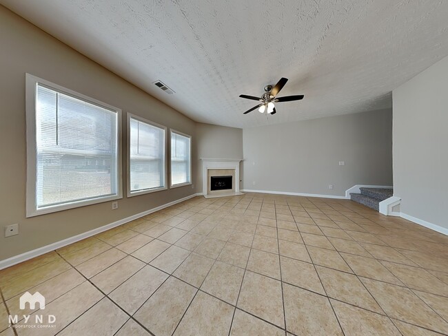 Building Photo - 2250 Village Green Dr