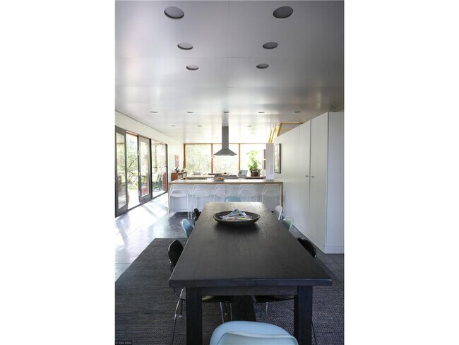 Building Photo - 2024 Thomas Ave S