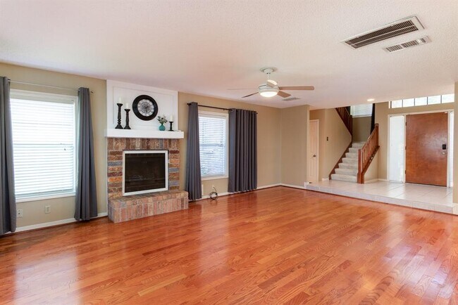 Building Photo - 2458 Parkwood Ln