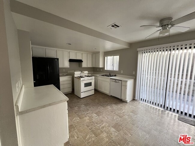 Building Photo - 661 Woodcrest Dr