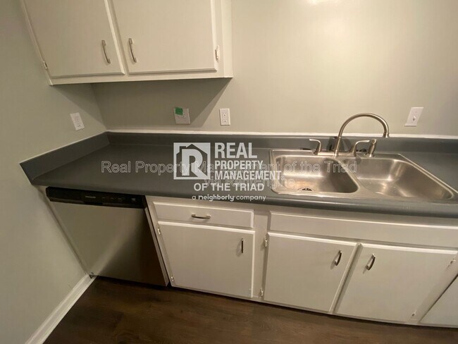 Foto del edificio - 2616 Randleman Rd