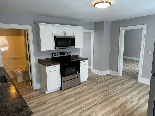 Building Photo - 3 Bedroom with a Possible 4th Bay City Ren...