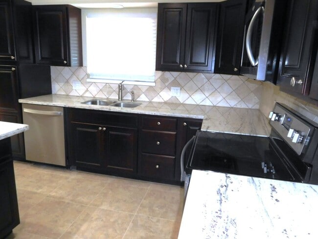 Building Photo - UNR friendly 3 Bedroom , 2 Bath close to c...