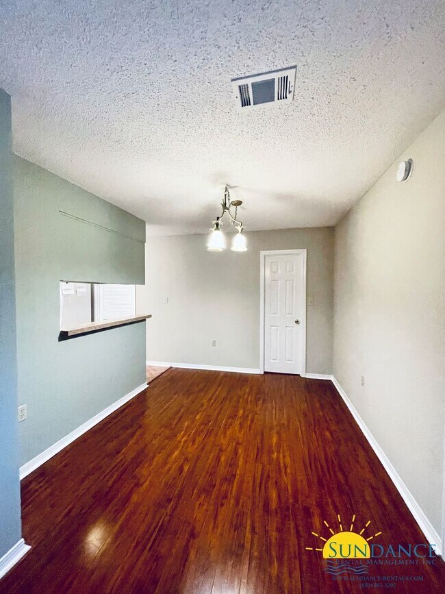 Foto del edificio - 606 Emerald Ln