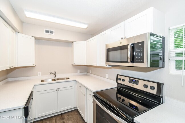 Foto del edificio - 6533 Burgundy Rd S