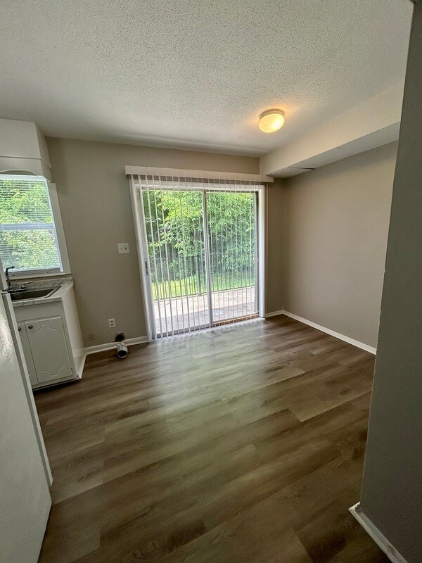 Building Photo - 1464 Sherwood Dr
