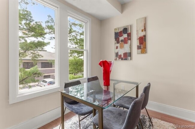Dining room Studio - Dearborn Apartments