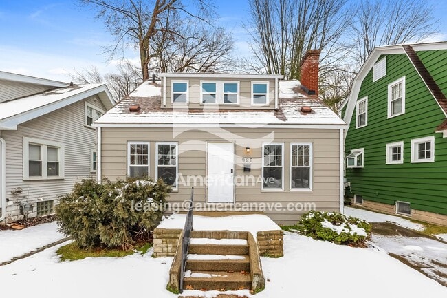 Building Photo - 922 Edgewood Dr