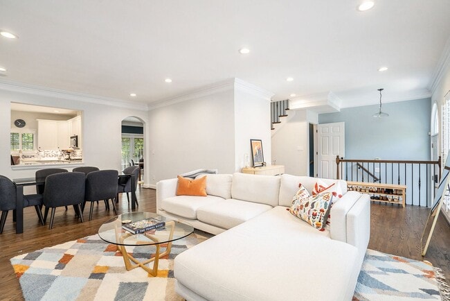 Building Photo - Luxury Townhome Where Midtown Meets Buckhead