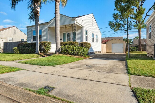 Foto del edificio - Cozy single family cottage near Ochsner with private driveway and large yard.