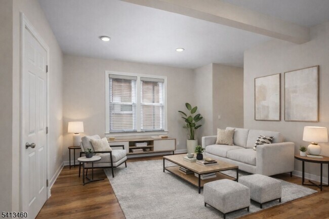 Building Photo - 122 N Fullerton Ave