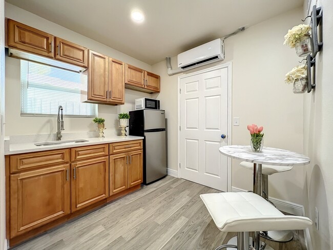 Building Photo - 877 Park Manor Dr