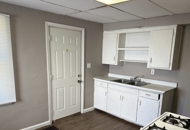 Building Photo - 906 S Harris Ave