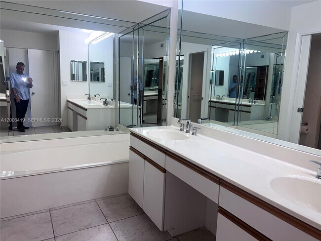 Building Photo - 3600 Mystic Pointe Dr