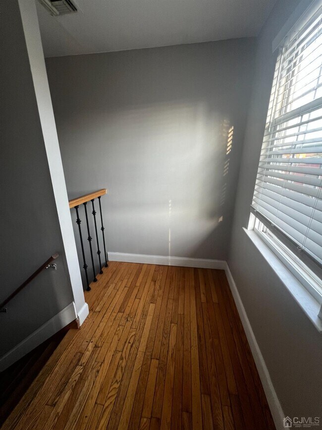 Building Photo - 136 Pearl Pl