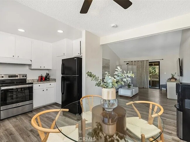 Foto del edificio - Move-In Ready 2BR | Fresh Paint | Unfurnished & Ready for Your Style