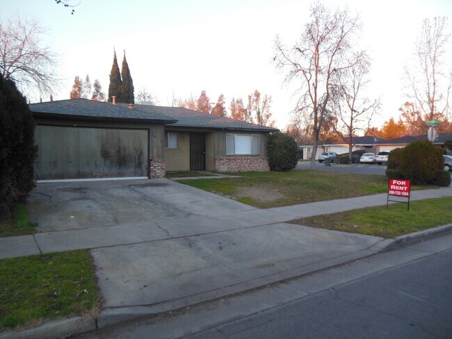 Building Photo - Centrally Located 3 Bedroom / 2 Bath House...