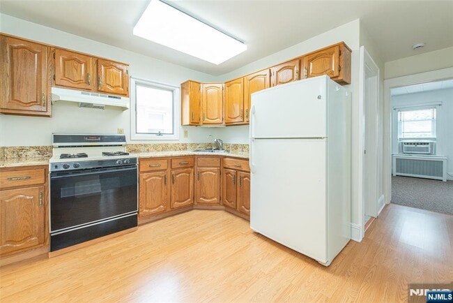 Building Photo - 807 Fern St