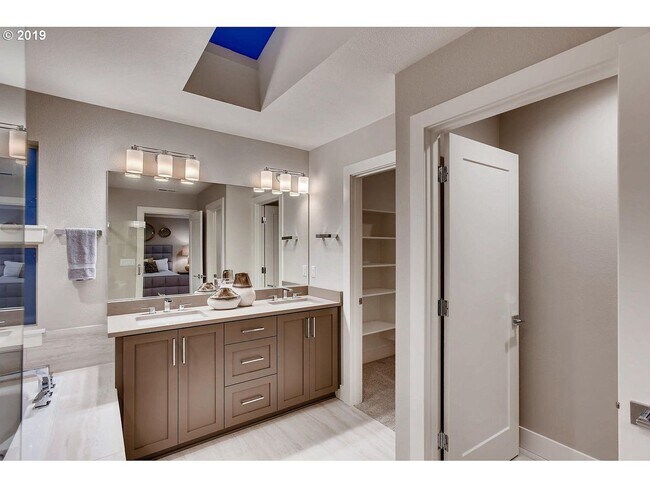 Foto del edificio - Great newer 3 story Townhouse behind Cooper Mountain elementary