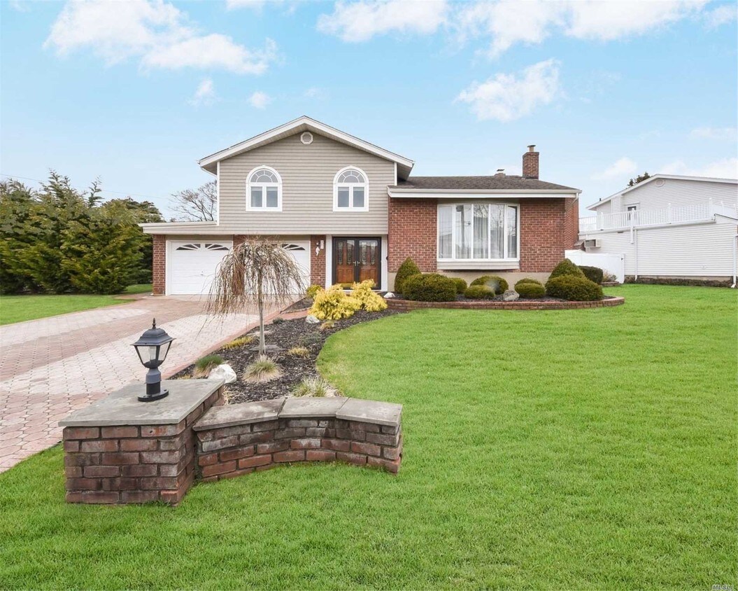 Primary Photo - 263 Bayview Ave