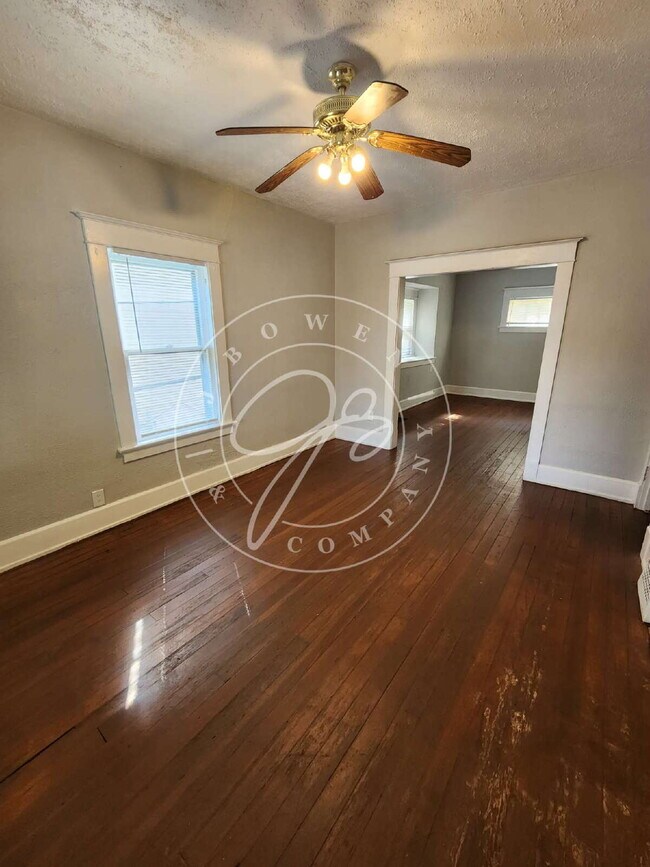Foto del edificio - 3 bed 1 bath with bonus room on 1st floor