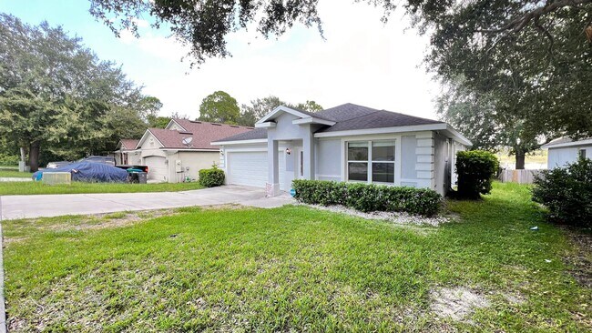 Foto del edificio - Stunning 4 Bedroom, 2 Bathroom Home with W...