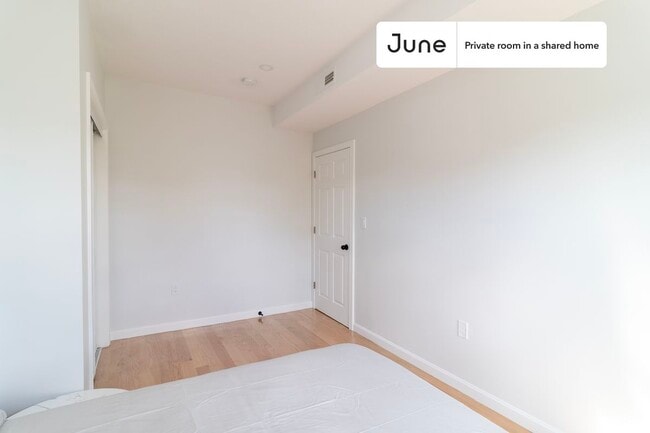 Building Photo - Private bedroom in 3 bed/2 bath Home