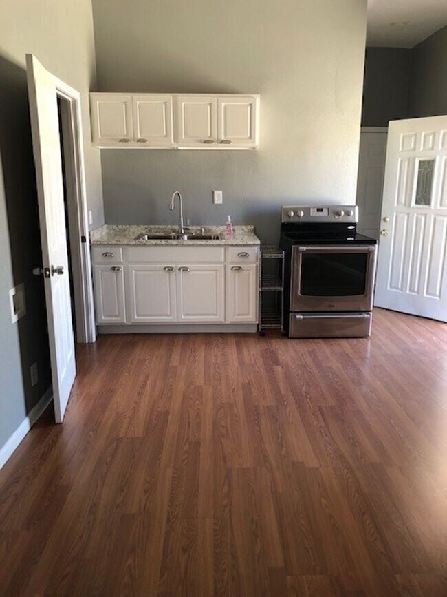Building Photo - 1 Bedroom/2 Bath Guest House with Garage -...
