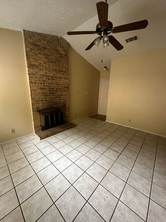 Foto del edificio - Bonifacio Properties (8000 Clydesdale Dr)