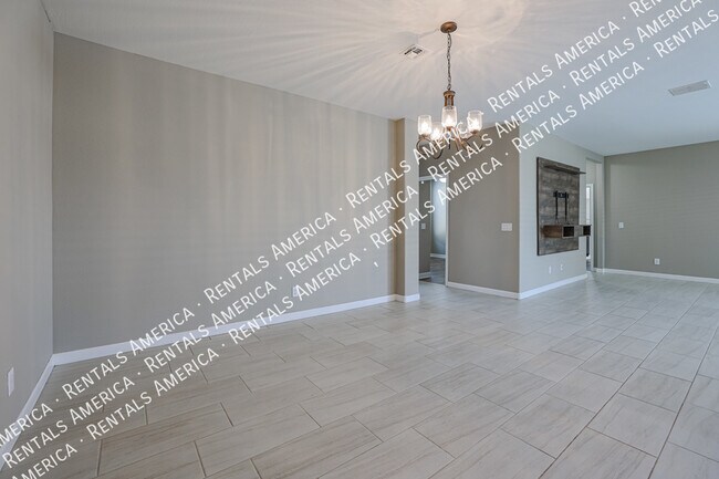 Building Photo - Gorgeous 5 bed 3 bath Single Level Home!