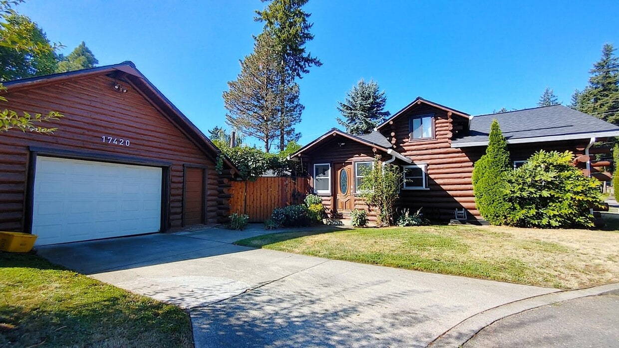 Foto principal - Amazing Log Cabin on a Large Corner Lot wi...