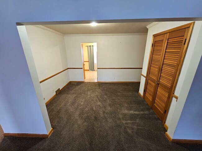 Dining room - 5020 Forest Park Plz