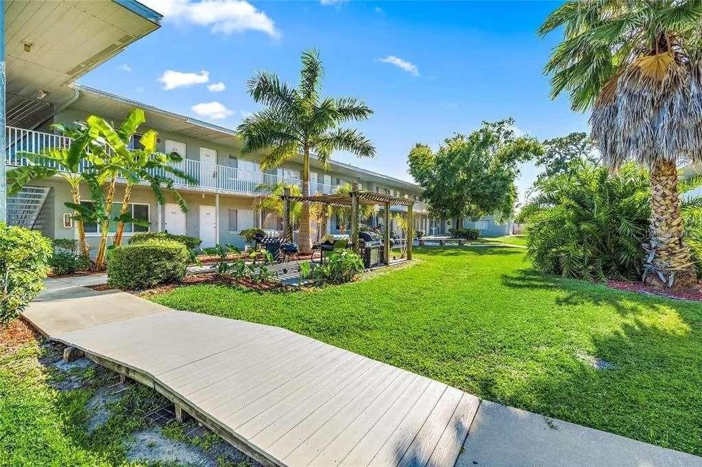 Foto principal - 379 47th Ave N
