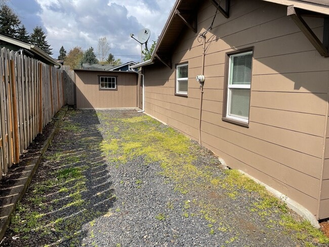 Building Photo - Parkrose Bungalow in Great Condition, Larg...