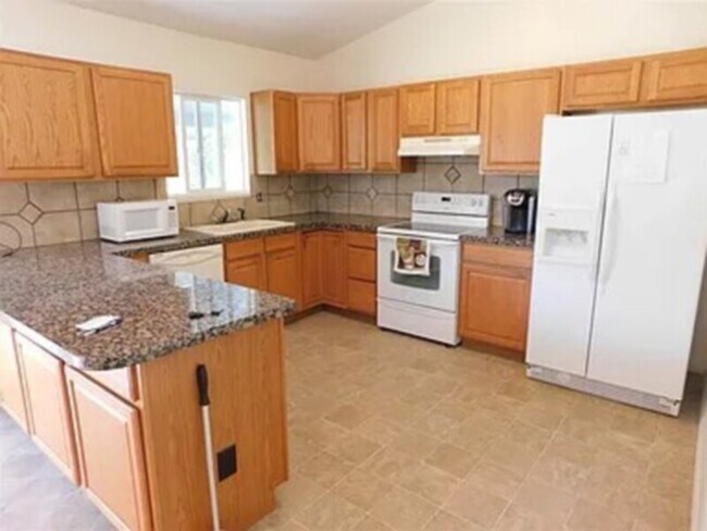 Building Photo - Spacious 4 Bedroom, 3 Bathroom Home!!