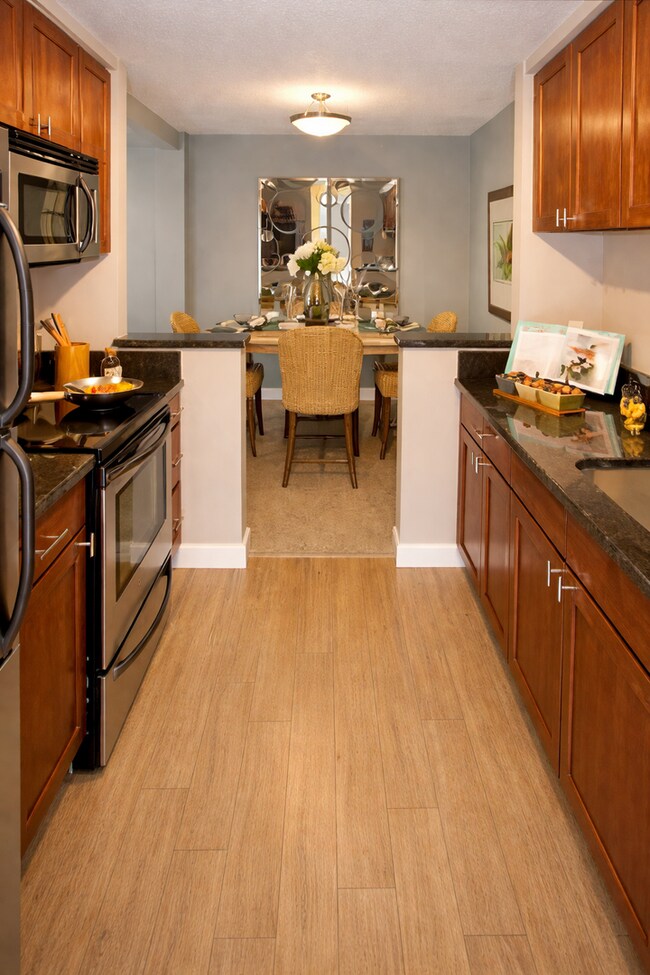 Building Photo - Charming 2-Bed, 1.5-Bath Corner Condo with River Views in the Heart of Redmond