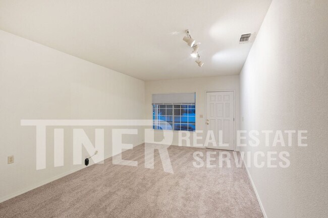 Foto del edificio - 6004 Rowan Way