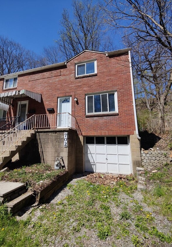 *Recently Updated 2BD/1BA Duplex Available in Carrick* - *Recently Updated 2BD/1BA Duplex Available in Carrick*