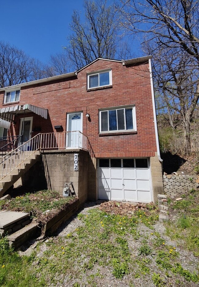 *Recently Updated 2BD/1BA Duplex Available in Carrick* - *Recently Updated 2BD/1BA Duplex Available in Carrick* Townhome