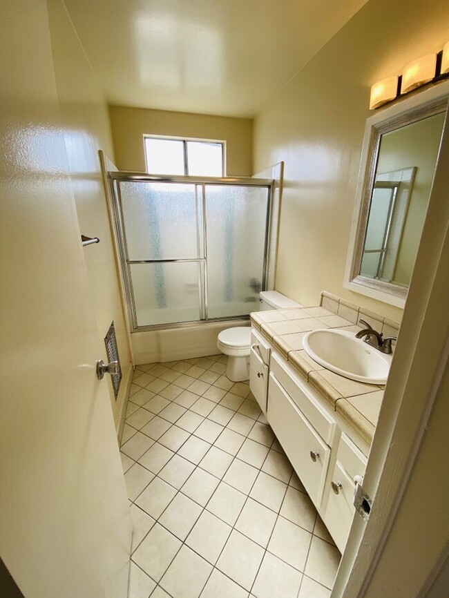 Building Photo - Upstairs, WeHo Adjacent, Laminate Floors
